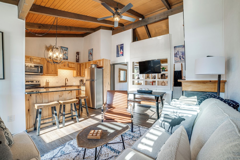 Chic Greek Peak Ski Resort Townhome w Balconies - photo 10
