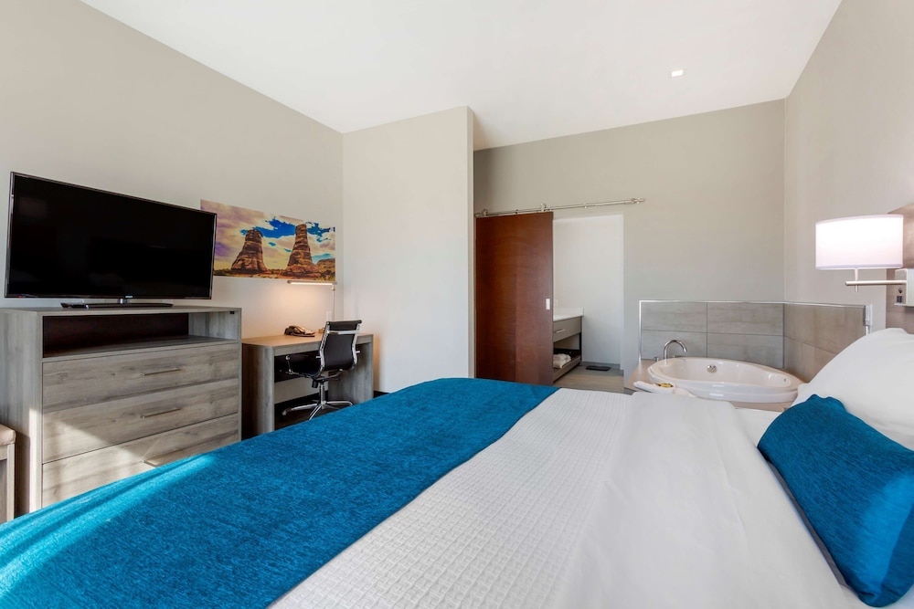 Best Western Plus Executive Residency Phoenix North Happy Valley - photo 21