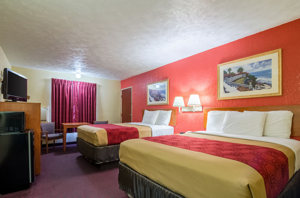 Econo Lodge Interstate 35 Exit 183 - photo 19
