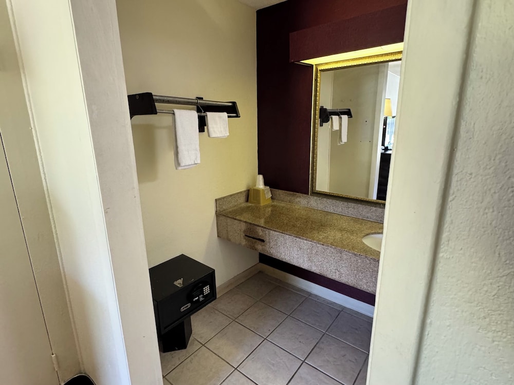 Budgetel Inn Phenix City - photo 36