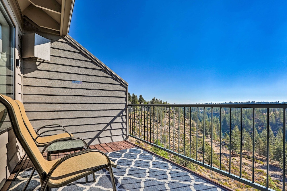 Hiking Trail And Hot Tub Access Bend Condo with Deck — 4-Star Luxury Hotel in Bend, United States