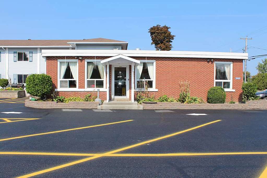 Super 8 by Wyndham Pembroke in Pembroke, Canada