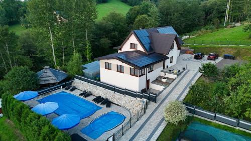 WILLA NA WYŁĄCZNOŚĆ 12 os BIESZCZADY z Salą Imprezową Jacuzzi Sauną Balią Zewnętrzną oraz 2 baseny z podgrzewaną wodą Rezydencja Matiaszówka in Polanczyk, Poland