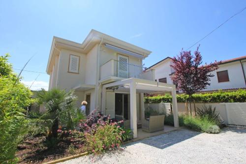 Casa Simonetta — 4-Star Luxury Hotel in Capanne-Prato-Cinquale, Italy
