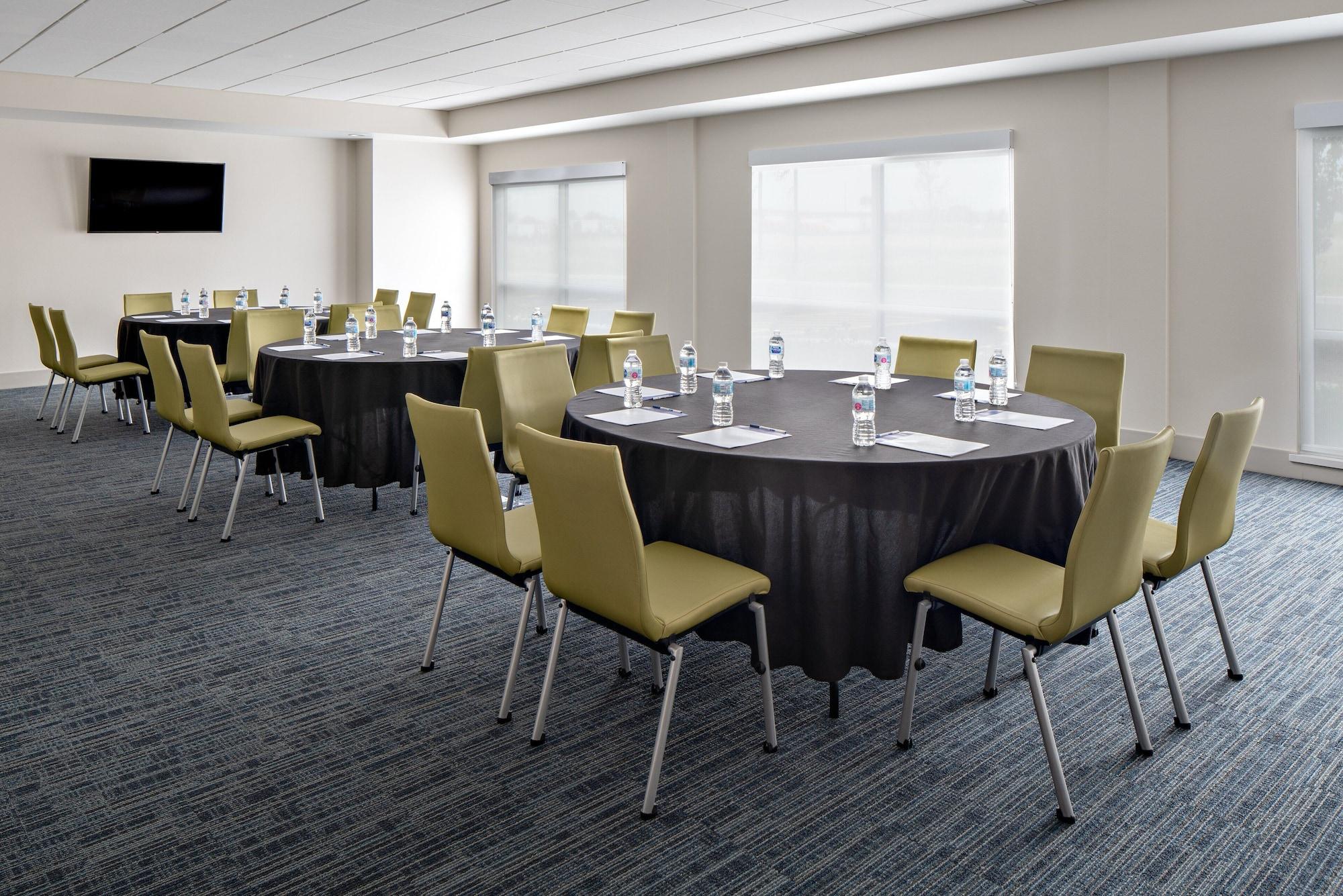 Holiday Inn Express & Suites Elkhorn Lake Geneva Area by IHG - photo 12