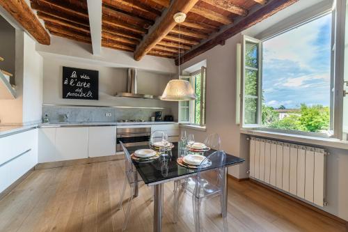 Charming Apartment in Lucca's Historic Center — 4-Star Luxury Hotel in Lucca, Italy