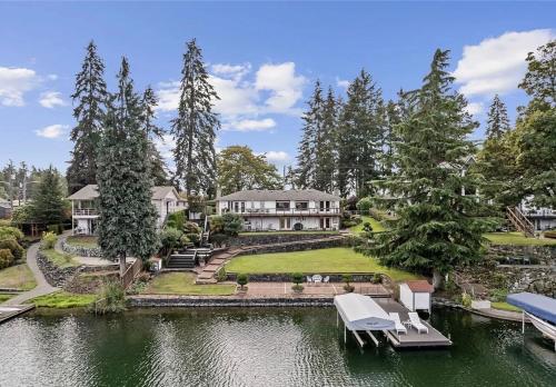 Lakefront near Seattle Mt Rainier & Ocean Shores — 4-Star Luxury Hotel in Spanaway, United States