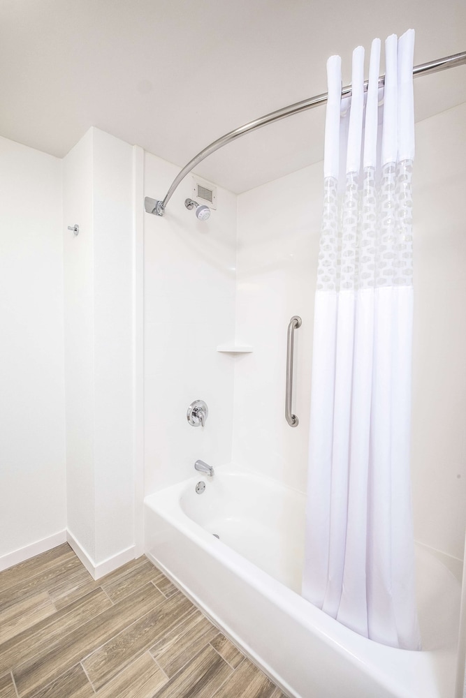 Hampton Inn Waterville - photo 32