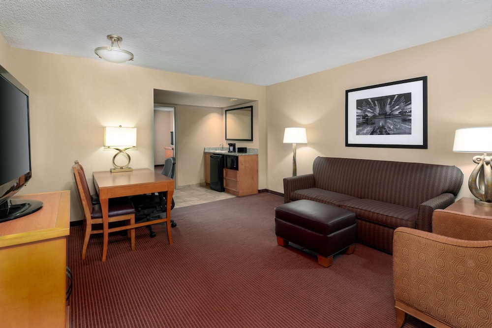 Embassy Suites by Hilton Kansas City International Airport - photo 32