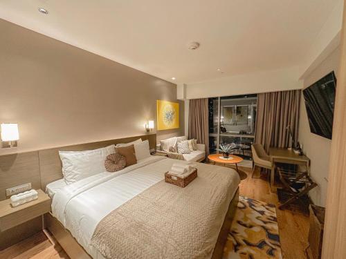 The Hotel Residences at Acqua Tower — 4-Star Luxury Hotel in Manila, Philippines