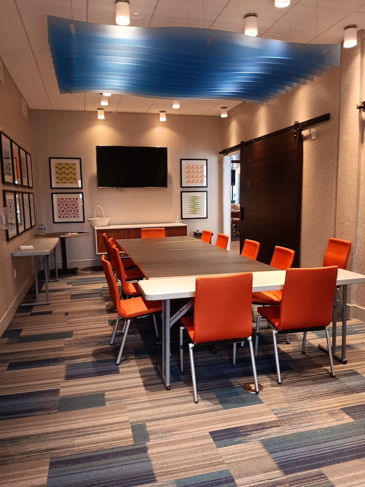 Holiday Inn Express & Suites Racine by IHG - photo 61