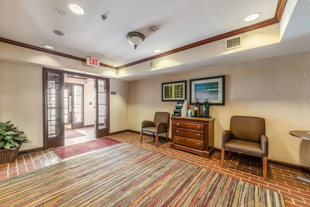 HomeTowne Studios & Suites by Red Roof Charlotte Concord - photo 21