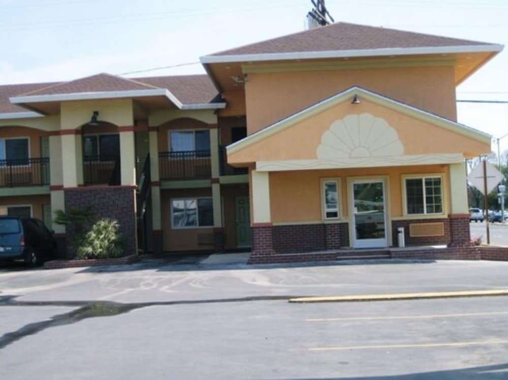 America's Deluxe Inn - photo 35