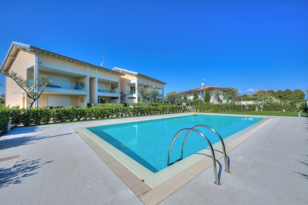 Una Meta Tra Gli Ulivi — 4-Star Luxury Hotel in Peschiera Del Garda, Italy