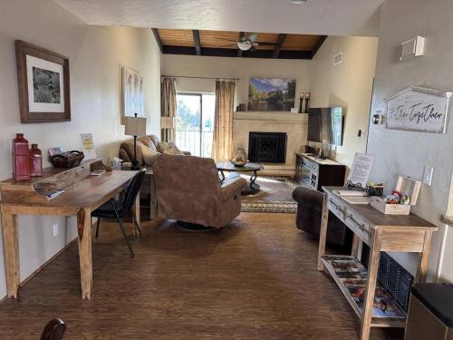 Johnnys Sedona Getaway 2 Primary Suites 2 Bath in Sedona, United States