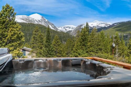 2BR Blue River Home withStunning Views — 4-Star Luxury Hotel in Crete, United States