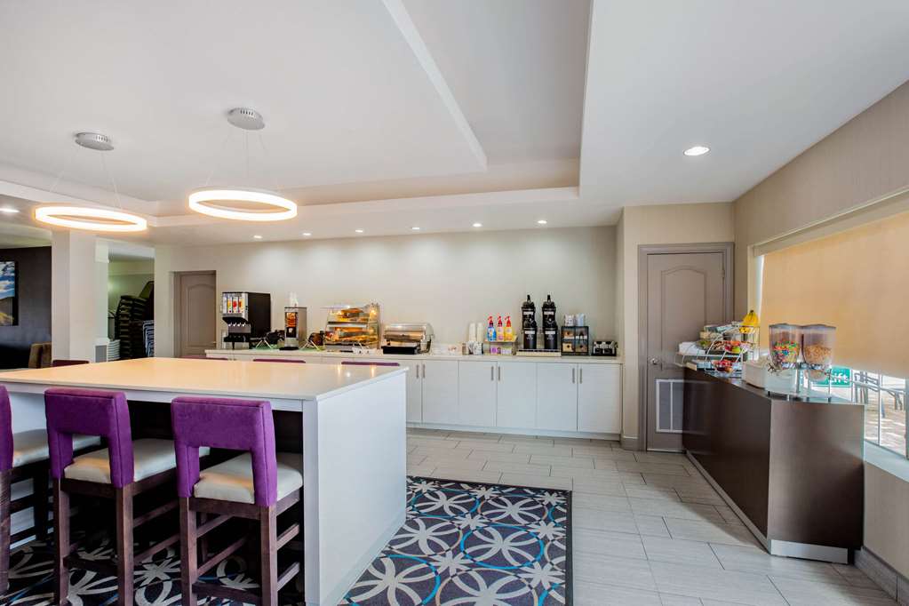La Quinta Inn & Suites by Wyndham Mission at West McAllen - photo 31