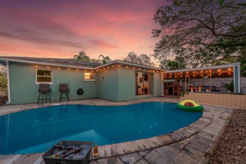 Clearwater Beach House Heated Pool Hot Tub — 4-Star Luxury Hotel in Largo, United States