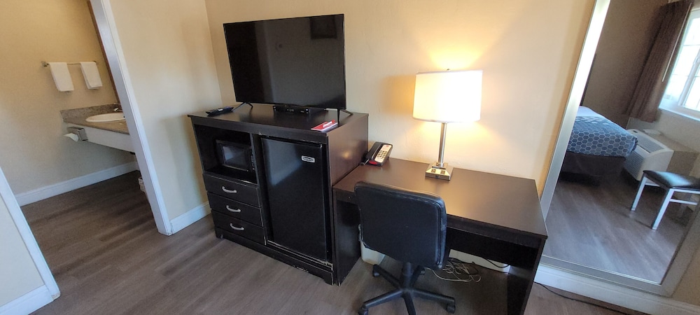 Econo Lodge Sacramento Convention Center - photo 9