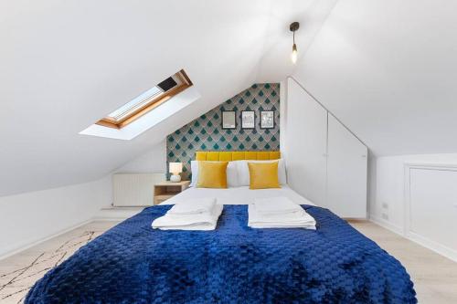 Central & Modern 1 Bed Apartment 3min to Train Station & Sleeps 4 The Holloway Suite Mid Long Term Stays — 4-Star Luxury Hotel in London, United Kingdom