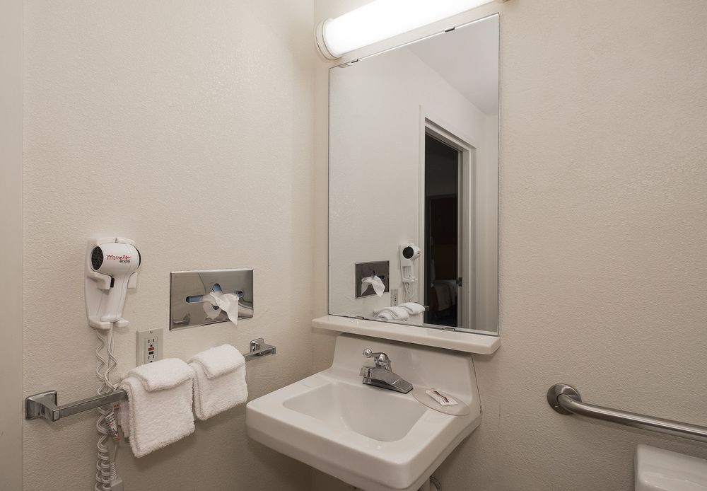 Cedar Rapids Inn - photo 19