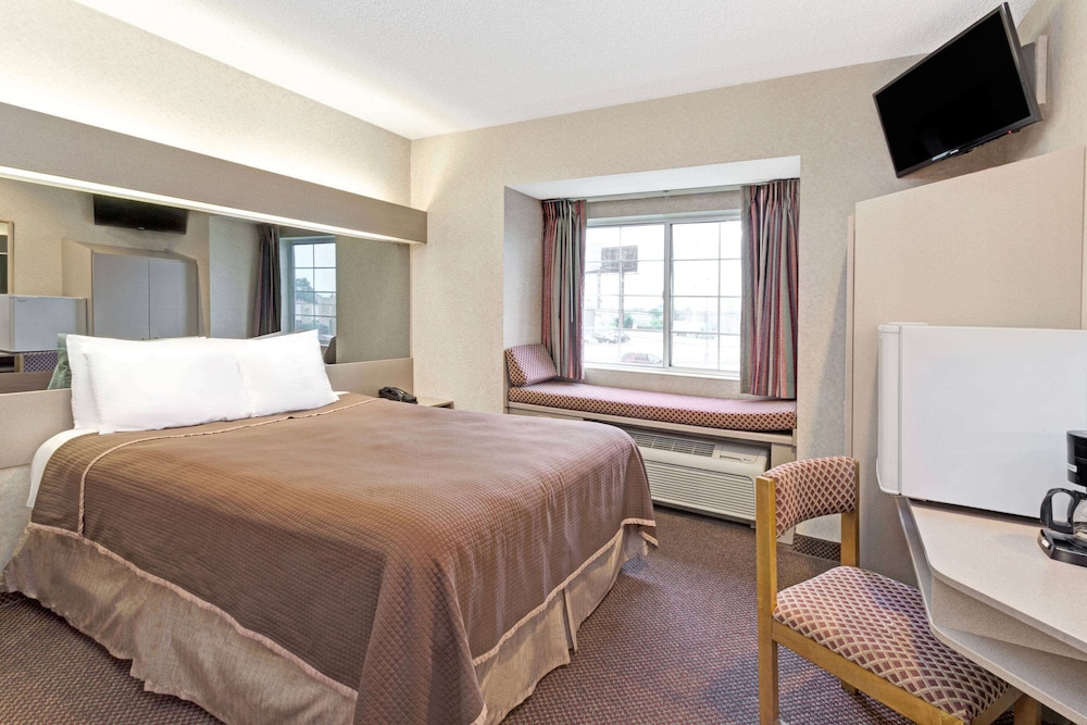 Red Lion Inn & Suites Elk Grove Village - photo 15