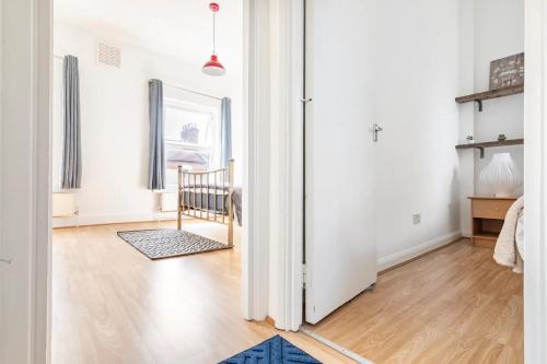 Large Bright and Spacious 3 Bed Flat in London — 4-Star Luxury Hotel in London, United Kingdom