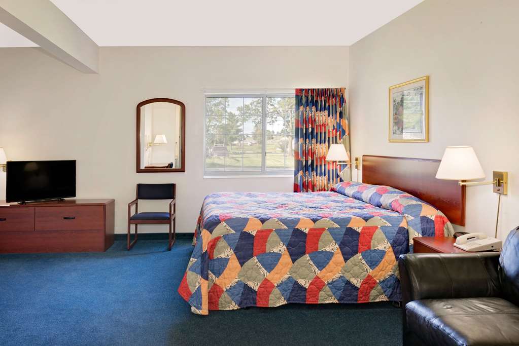 Emmetsburg Hotel and Suites - photo 17