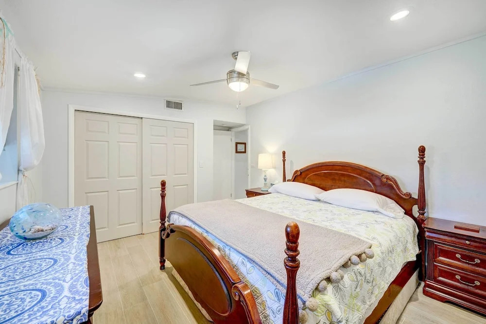 Canal Front Florida Keys Home with Dock — Tavernier — photo 5