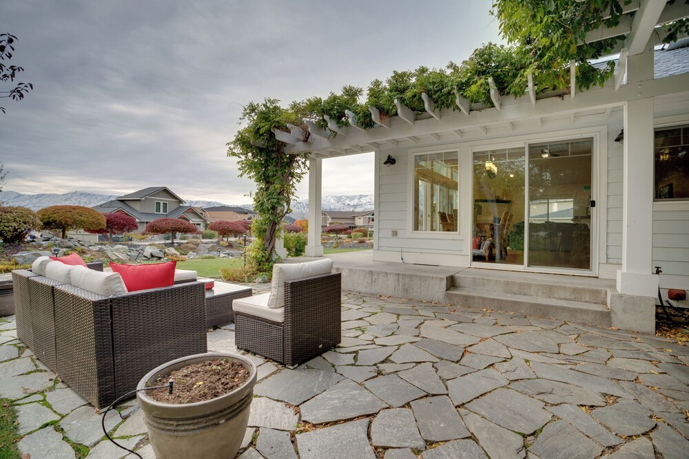 Family Home on Lake Chelan with Mtn And Lake View — 4-Star Luxury Hotel in Manson, United States