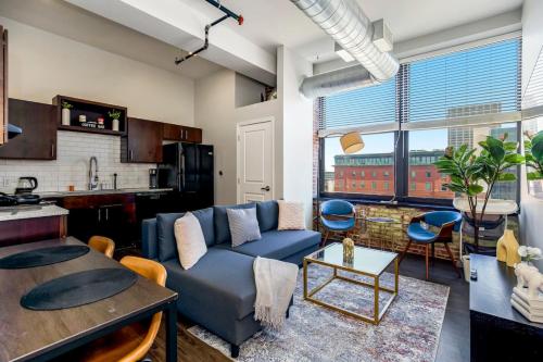 Classy 2BR Parking Rooftop Near Arrowhd & TMobile — 4-Star Luxury Hotel in Kansas City, United States