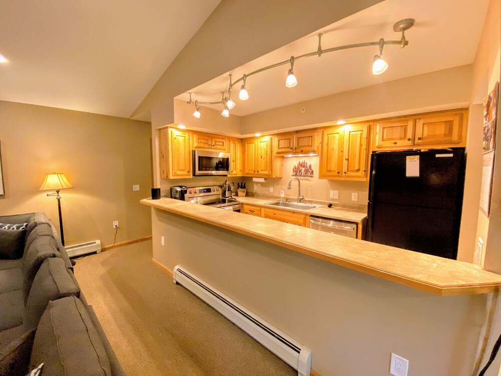 O6 Newly renovated with high class upgrades Great ski access boot warmer ski rack yard AC — Carroll — photo 3