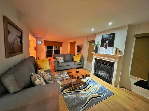 Luxurious Blue Mountain 3BR & 3BTH Walk in to Village — 4-Star Luxury Hotel in Collingwood, Canada