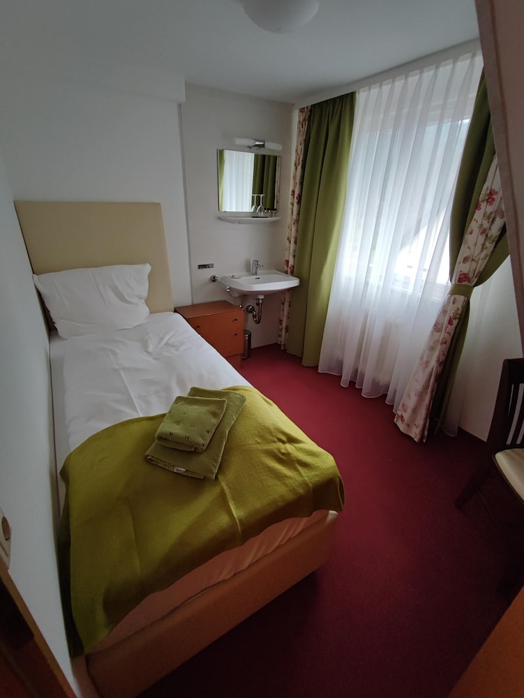 Room In Guest Room Single Room With Shared Bathroom And Kitchen — Forbach