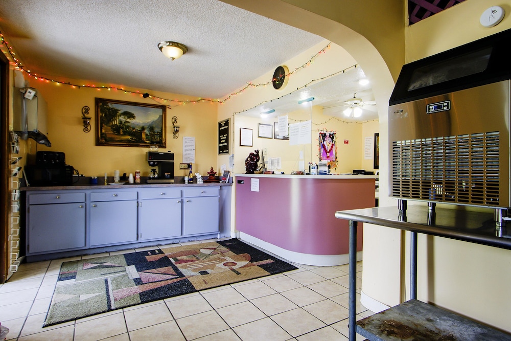 OYO Hotel Chapmanville Inn WV Hwy 119 - photo 4