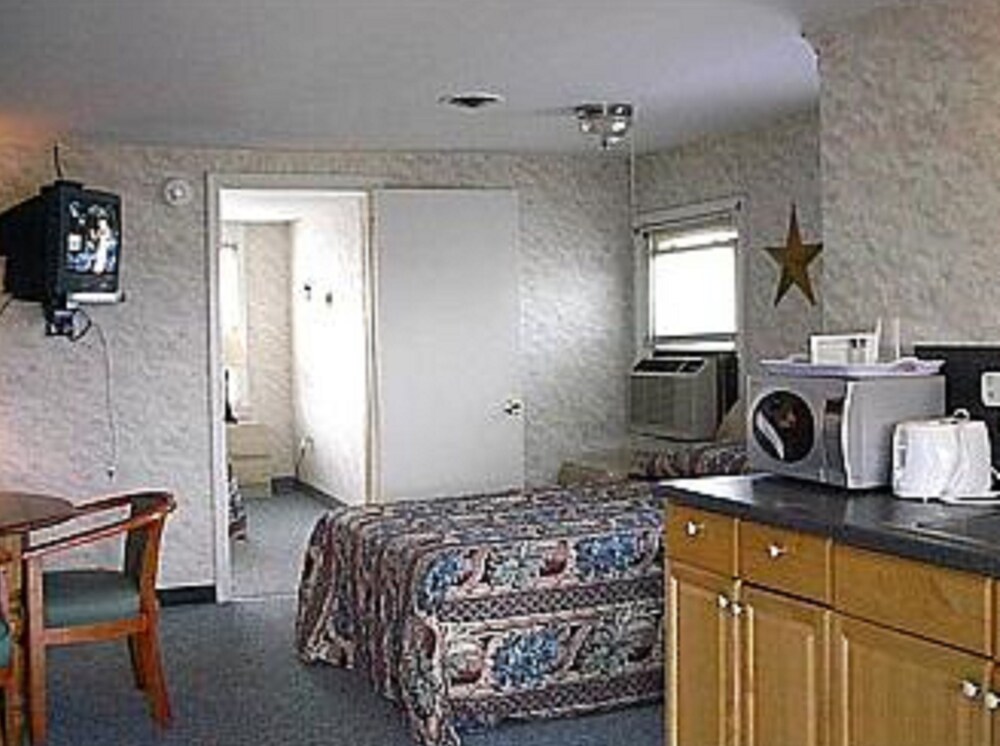 Pelican Point Motel - photo 13