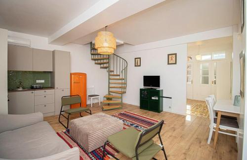3BR Scenic Terrace Apt in Abanotubani By Wehost