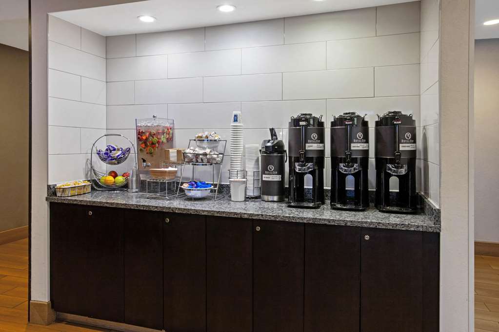 La Quinta Inn & Suites by Wyndham Detroit Metro Airport - photo 35