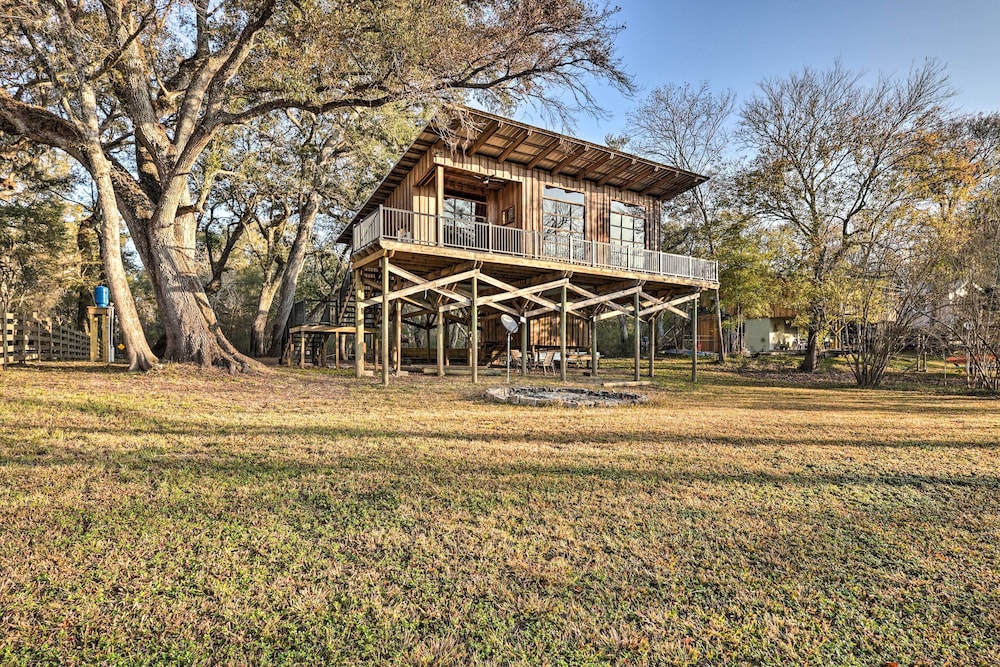 Fort White Retreat: Deck & River Access — hotel in High Springs