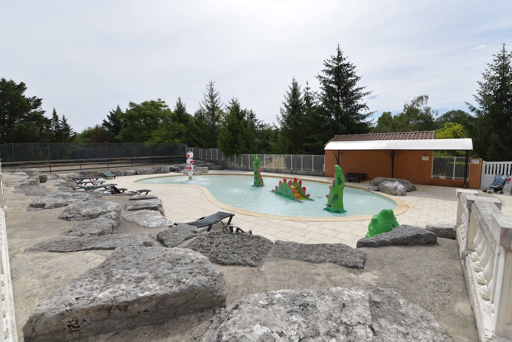 Camping Domaine du Cros d'Auzon — 4-Star Luxury Hotel in Avignon, France