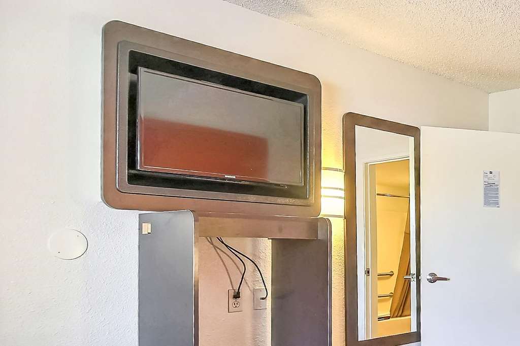 Motel 6 Oakland CA Embarcadero - photo 14