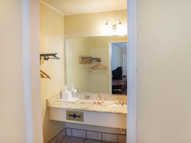 Rest Inn Extended Stay I 40 Airport Wedding & Event Center - photo 3