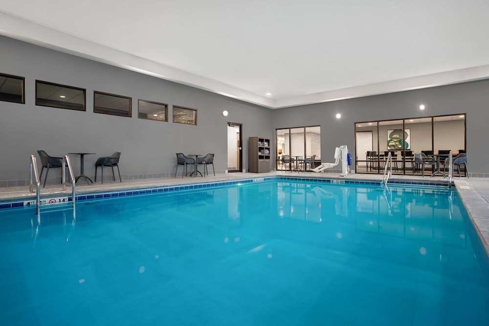 Hampton Inn Iowa City Coralville - photo 18
