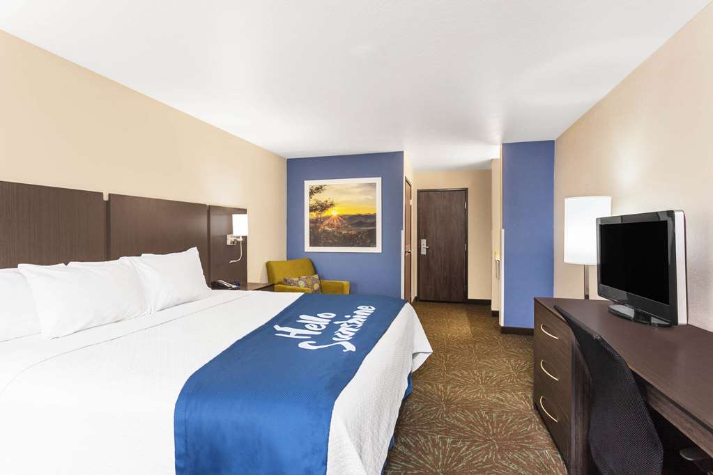 Days Inn & Suites by Wyndham East Flagstaff - photo 7