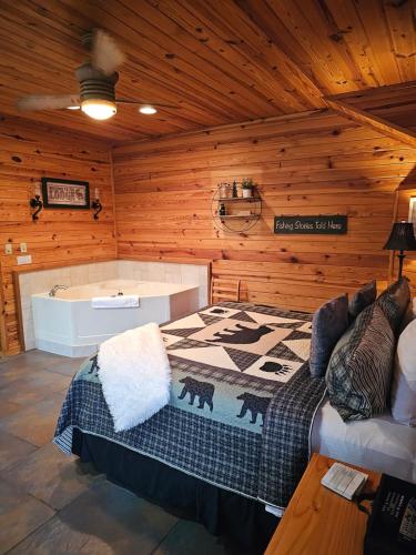Near Beaver Lake King BedJetted TubFire Pit #2 — 4-Star Luxury Hotel in Eureka Springs, United States