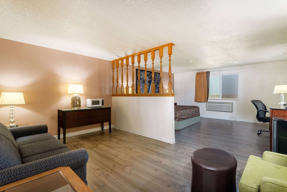 Super 8 by Wyndham Pendleton - photo 22