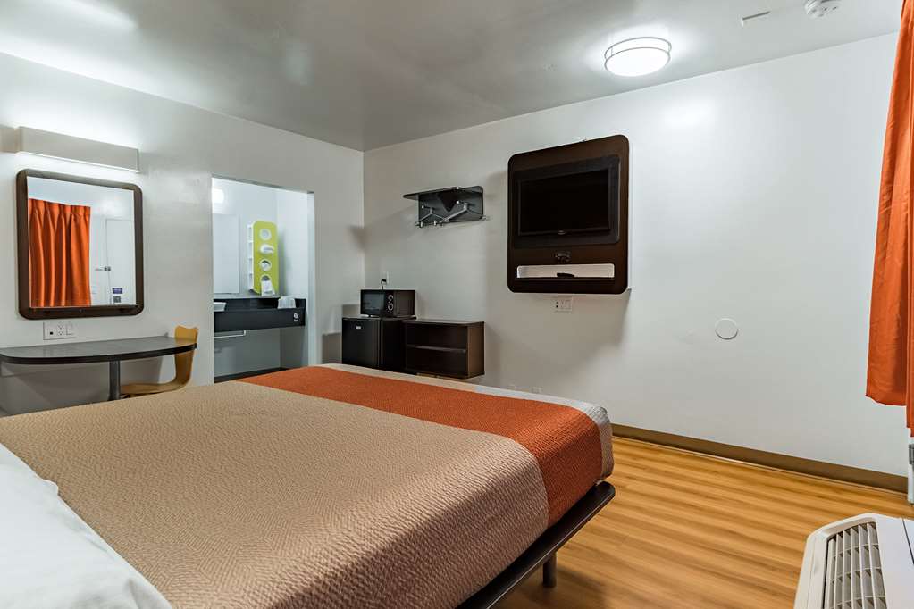 Motel 6 - photo 13