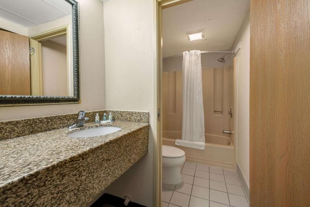 Hibiscus Inn & Suites - photo 32