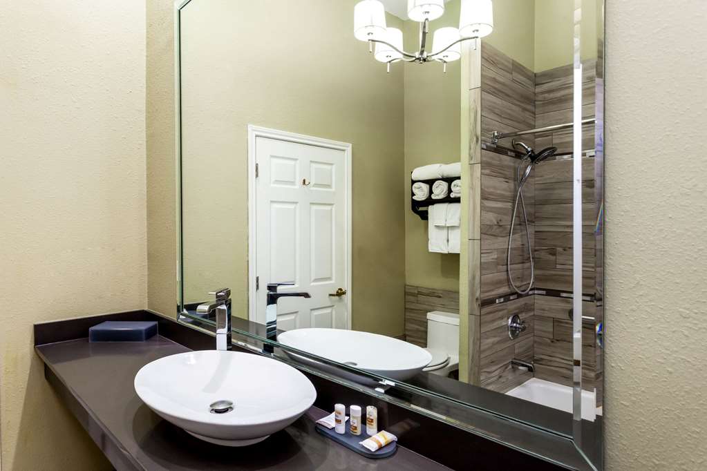 La Quinta Inn & Suites by Wyndham Laredo Airport - photo 29