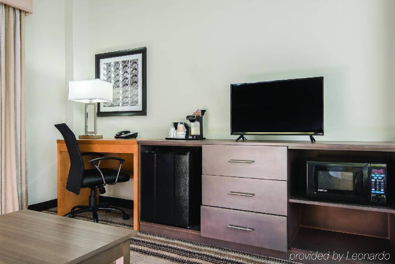 La Quinta Inn & Suites by Wyndham Brooklyn East - photo 12